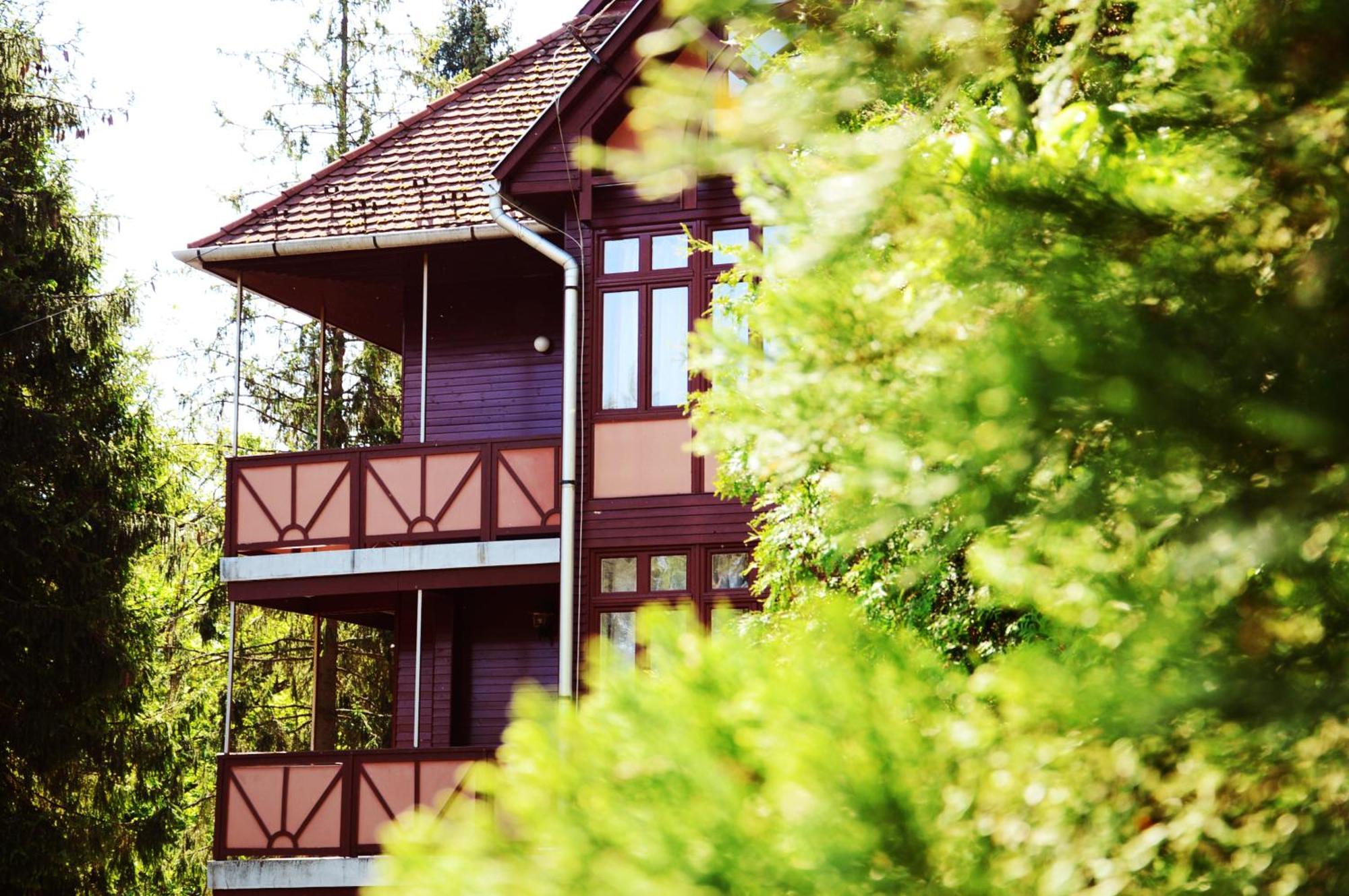 Ezuestfenyo Hotel Telkibánya エクステリア 写真