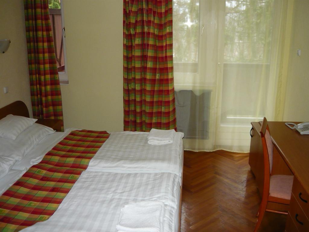 Ezuestfenyo Hotel Telkibánya エクステリア 写真