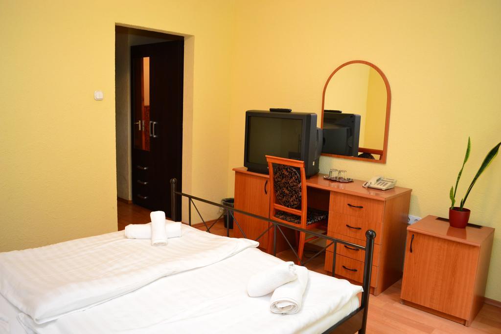Ezuestfenyo Hotel Telkibánya エクステリア 写真