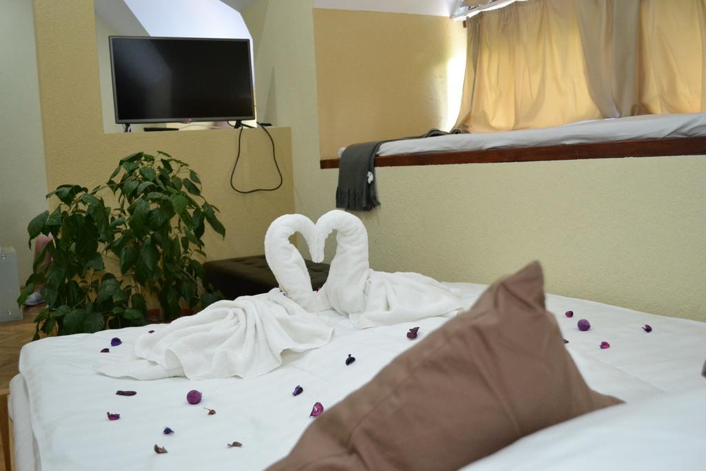 Ezuestfenyo Hotel Telkibánya エクステリア 写真